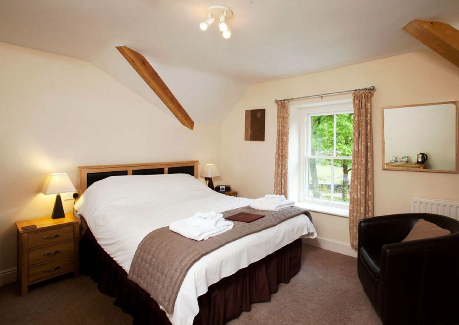 Small double room with a beamed ceiling