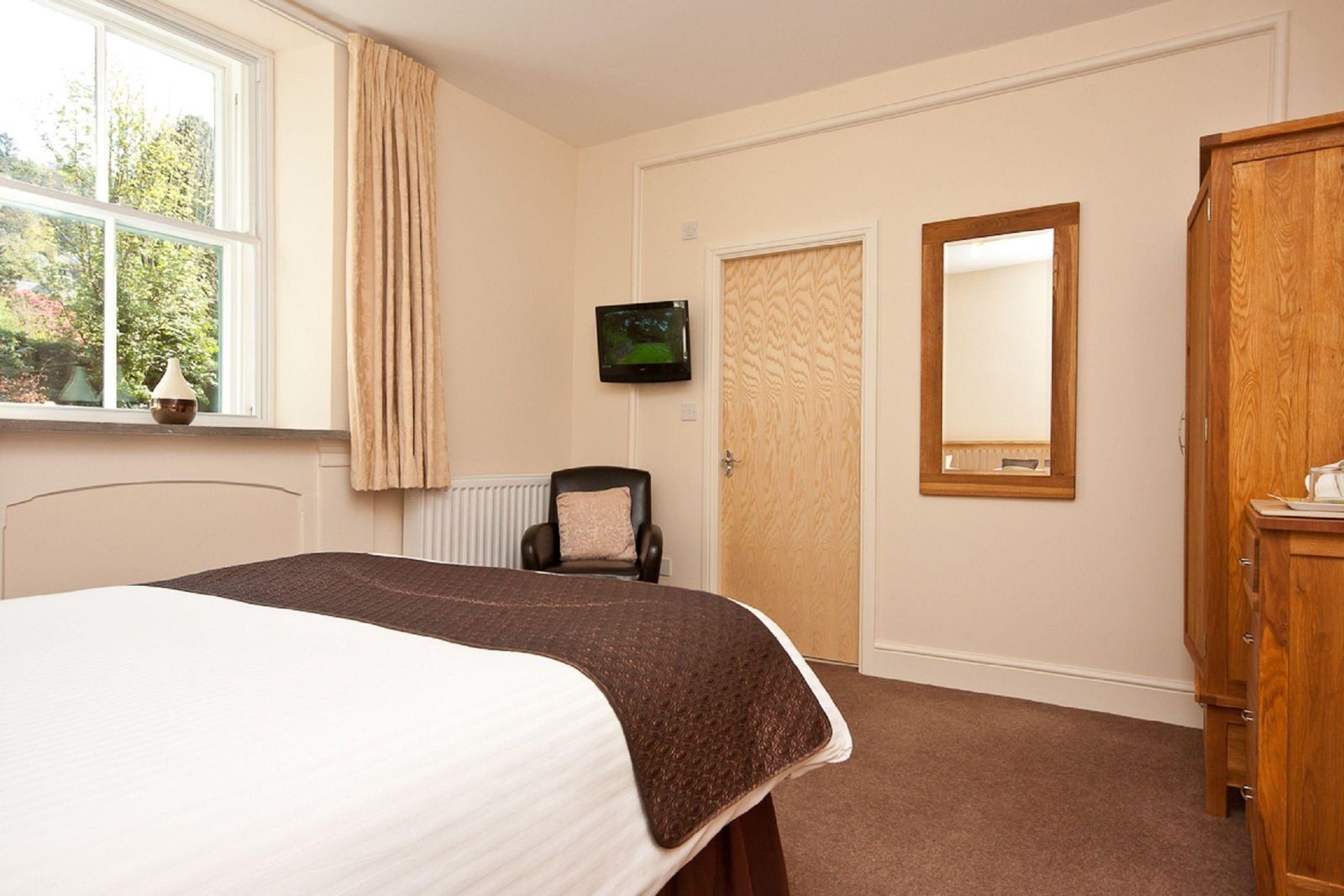 King-size double room with oak furniture